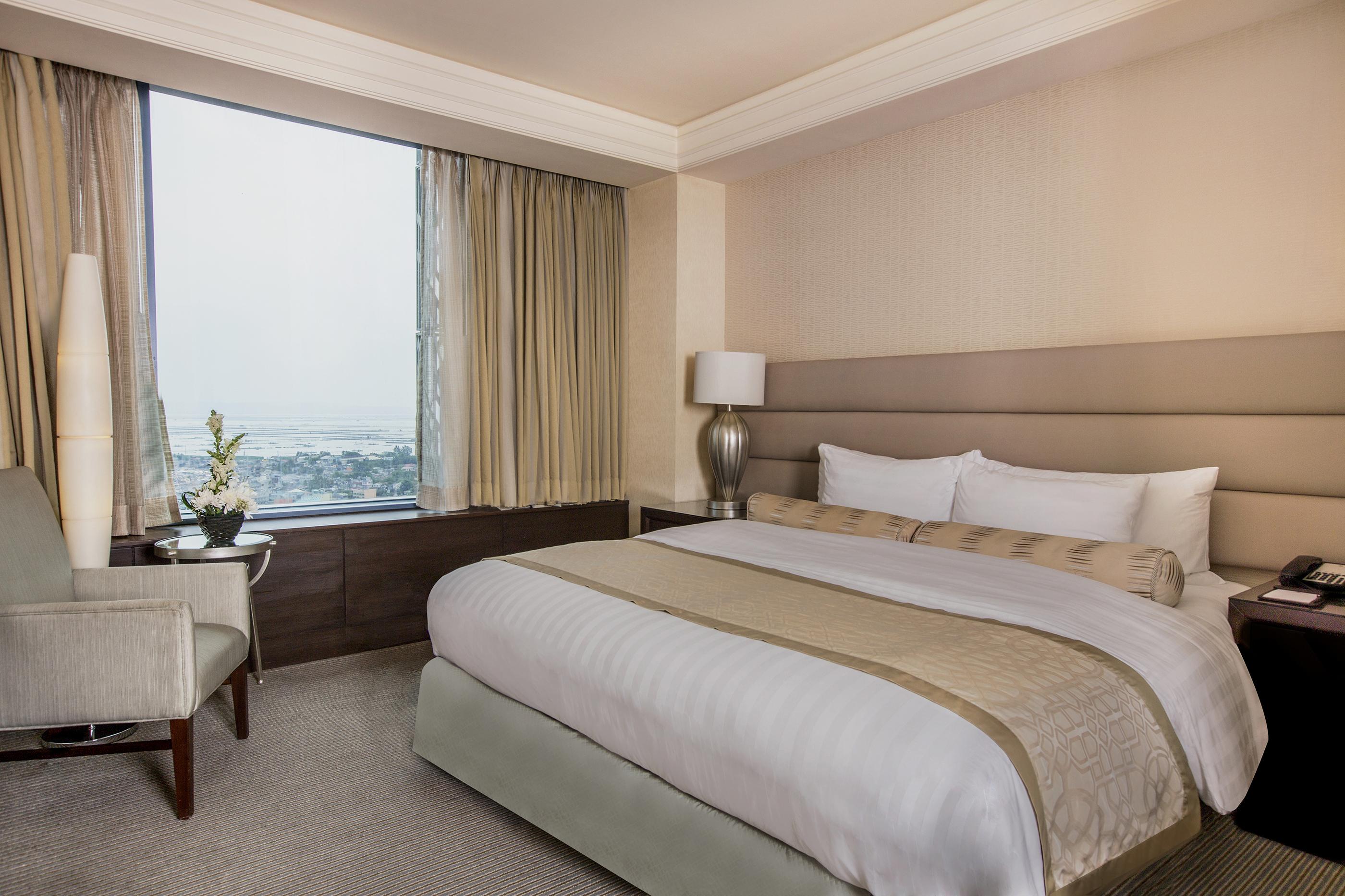 Hotel Crimson Filinvest City, Manila 5*