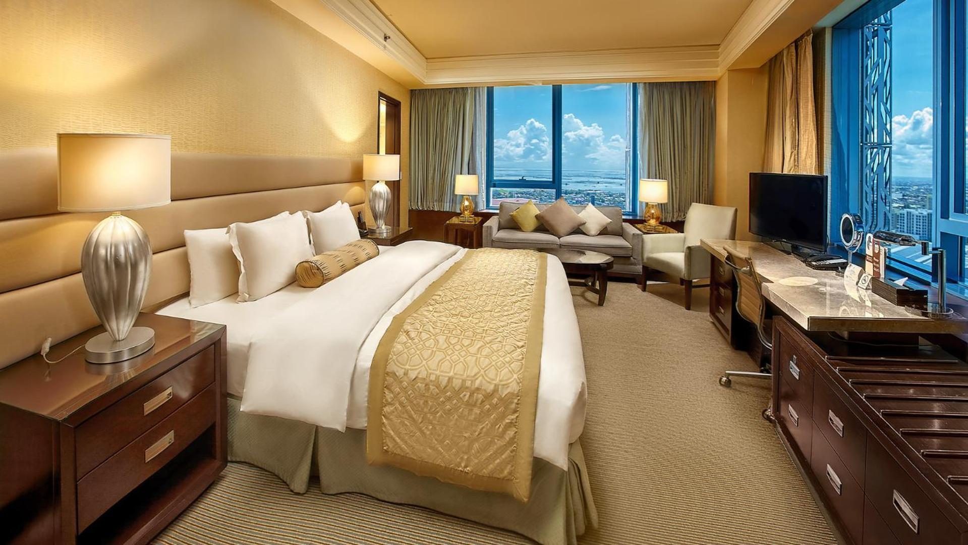 Hotel Crimson Filinvest City, Manila 5*