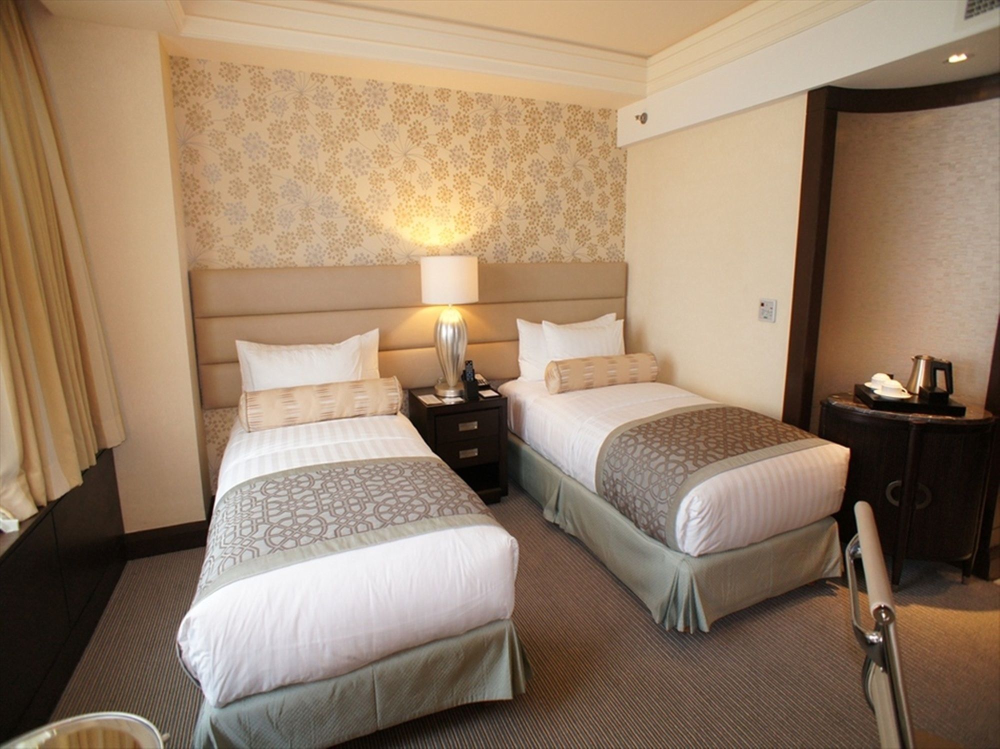 Hotel Crimson Filinvest City, Manila